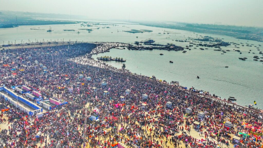 Mahakumbh 2025 मौनी अमावस्या स्नान के लिए उमड़ा श्रद्धालुओं का रेला